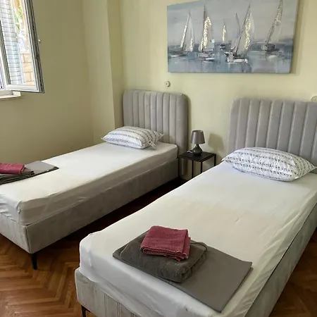 L Apartament *